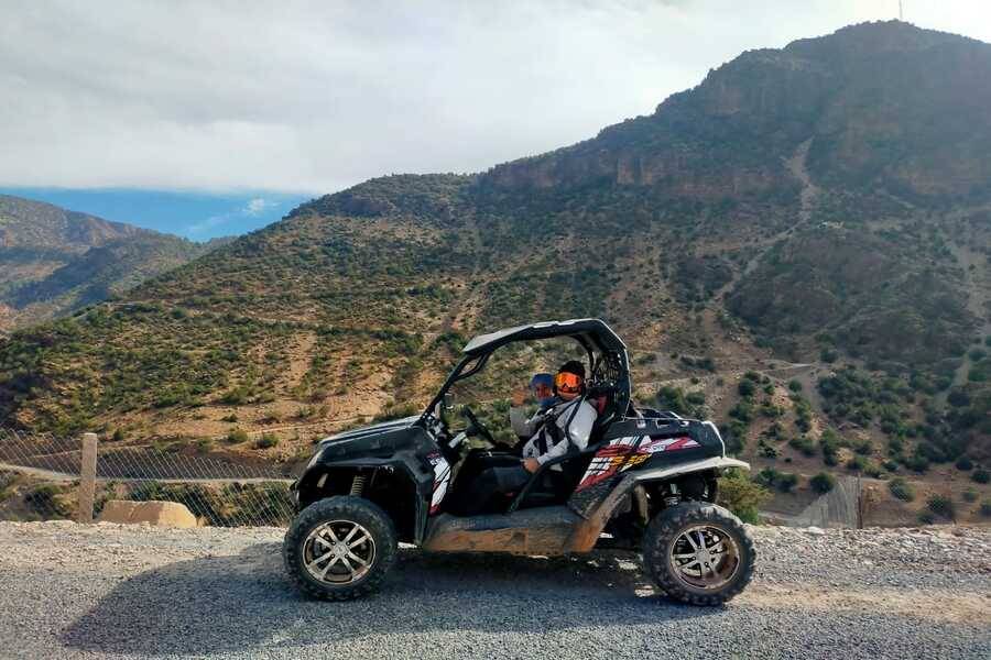 在 Desert Agafay 乘坐越野车