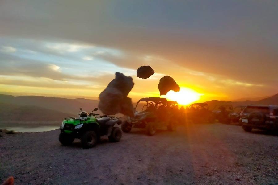 在 Desert Agafay 乘坐越野车