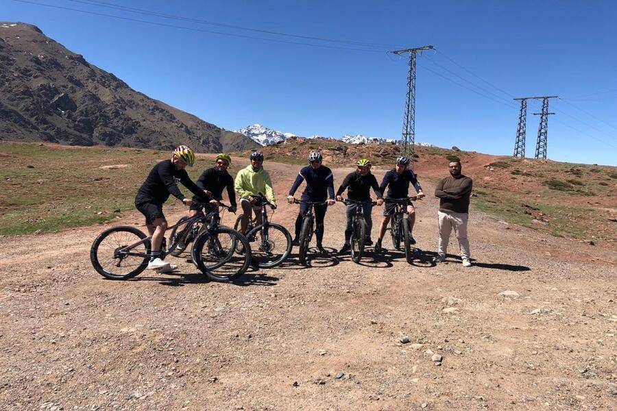 从马拉喀什到阿特拉斯山和柏柏尔村的自行车之旅