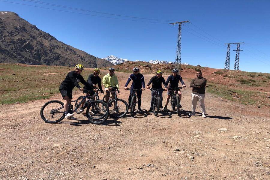 从马拉喀什到阿特拉斯山和柏柏尔村的自行车之旅